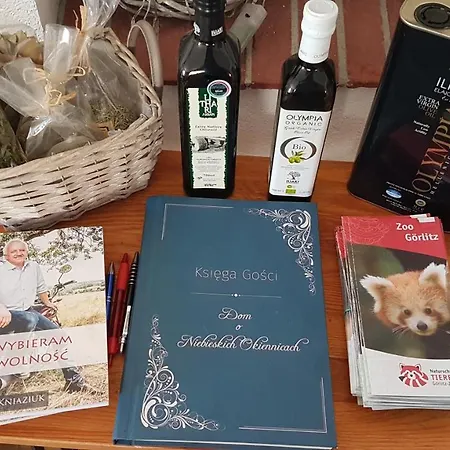 Dom O Niebieskich Okiennicach Lantgård *